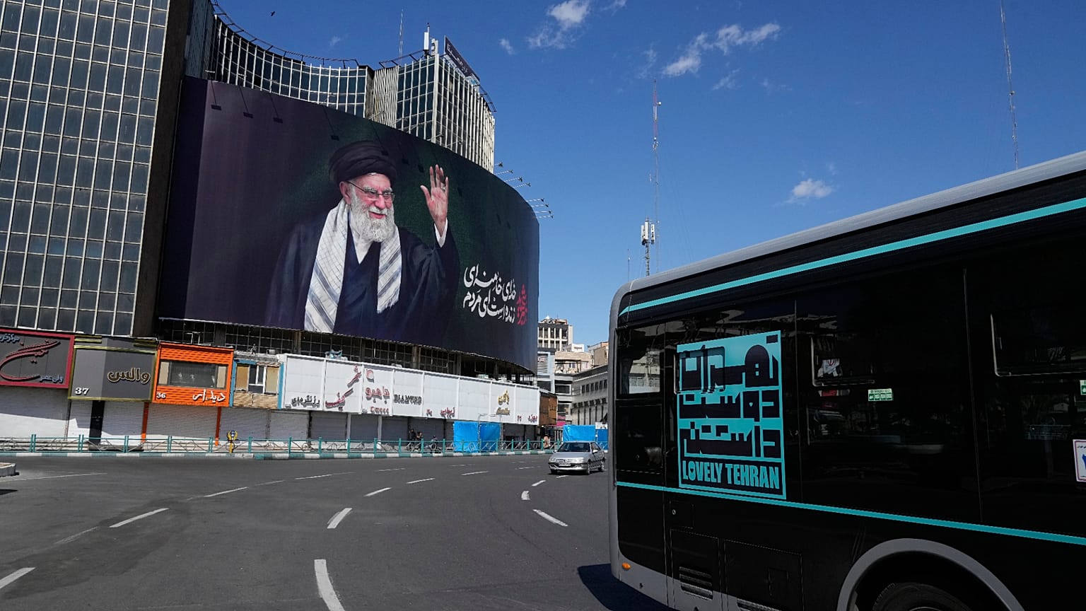 تمر المركبات أمام لوحة إعلانية تعرض صورة المرشد الأعلى الإيراني الراحل آية الله علي خامنئي، في طهران، إيران، الثلاثاء 3 مارس 2026. (صورة من وكالة أسوشيتد برس/وحيد سالمي)