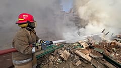Ein Feuerwehrmann löscht einen Brand in einem von einem israelischen Luftangriff getroffenen Gebäude im Vorort Dahiyeh im Süden Beiruts, Libanon, am dritten März 2026.