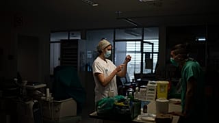 Viele Zugewanderte verlassen Deutschland wieder – ein Hinweis auf Arbeitsmarkt- und Lebensbedingungen, die nicht dauerhaft attraktiv genug sind.