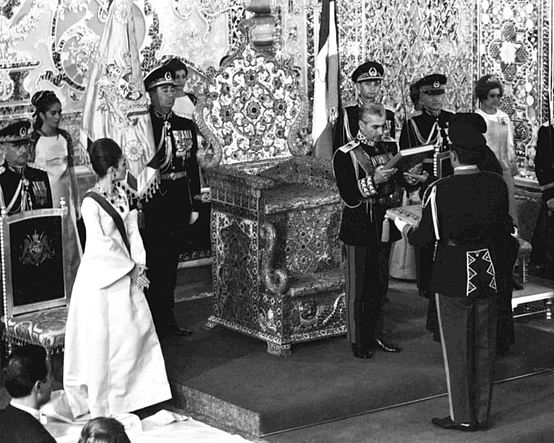 ARCHIV: Kaiserin Farah (links) beobachtet ihren Ehemann, Schah Mohammad Reza Pahlavi, wie er während der Krönungszeremonie im Thronsaal des Golestan-Palasts den Koran hält, Oktober 1967