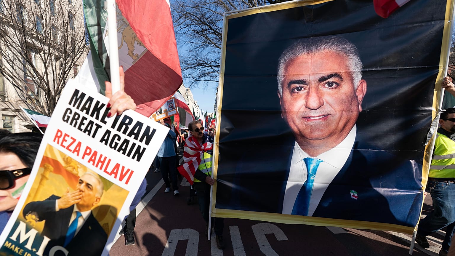 Reza Pahlavi képével ellátott transzparens egy tüntetésen Amerikában