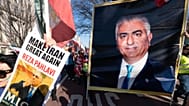 Reza Pahlavi képével ellátott transzparens egy tüntetésen Amerikában