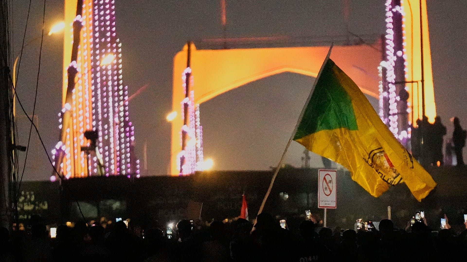 نیروهای امنیتی برای پراکنده‌کردن تجمع اعتراضی علیه حملات آمریکا و اسرائیل به ایران، پلی را که به محل سفارت آمریکا در بغداد منتهی می‌شود بستند.