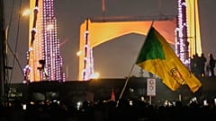 Sicherheitskräfte sperren eine Brücke in Bagdad, um Proteste gegen US- und israelische Angriffe auf Iran nahe der US-Botschaft aufzulösen.