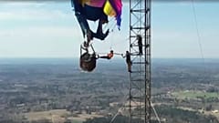 Heißluftballon kracht in Funkturm in Texas