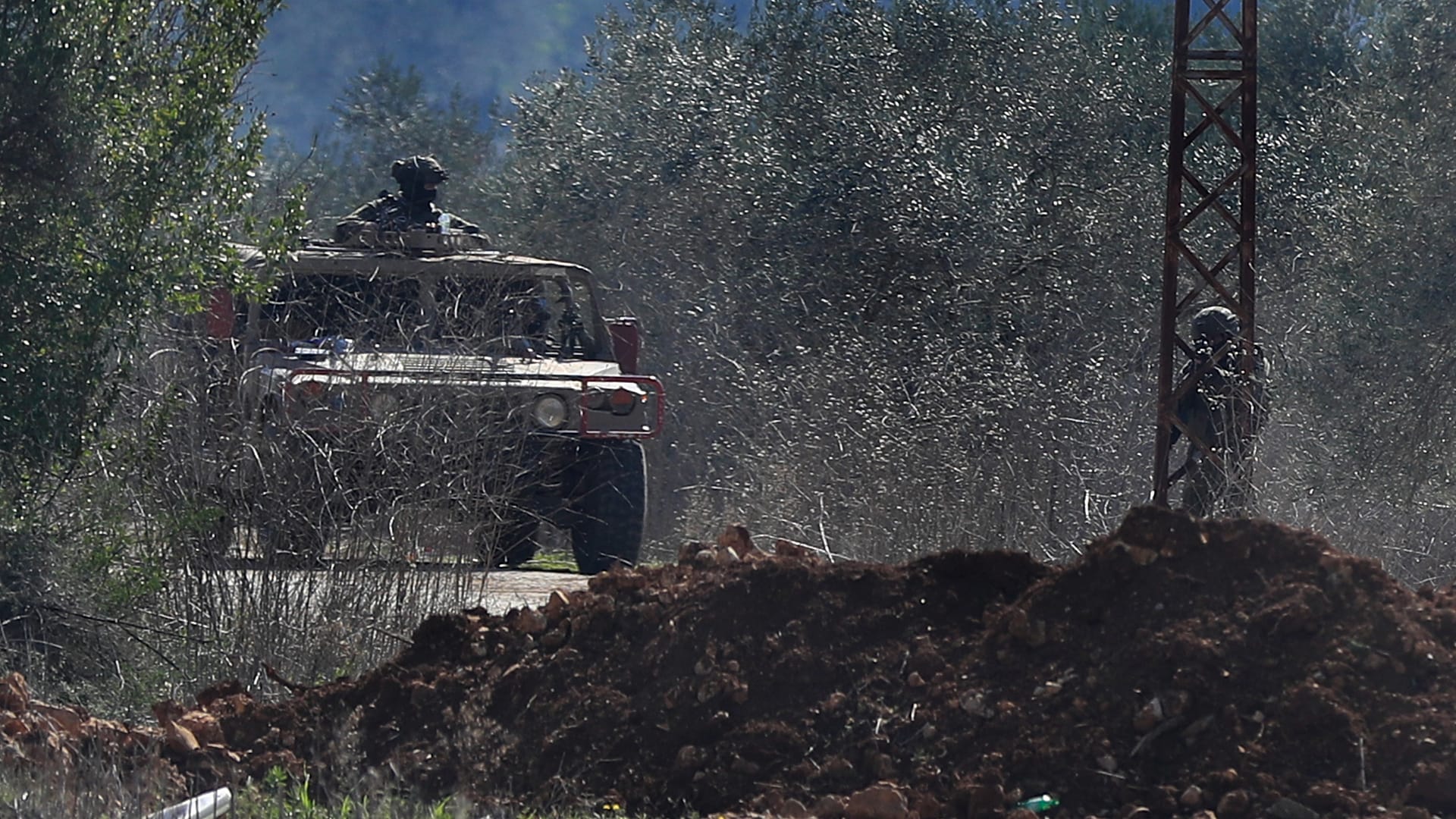 جنود إسرائيليون يتمركزون أثناء إغلاقهم طريقًا يؤدي إلى بلدة كفر كلا في جنوب لبنان، الأحد 2 فبراير/شباط 2025.