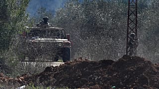 جنود إسرائيليون يتمركزون أثناء إغلاقهم طريقًا يؤدي إلى بلدة كفر كلا في جنوب لبنان، الأحد 2 فبراير/شباط 2025.