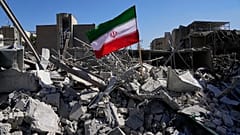 Ιρανική σημαία τοποθετημένη ανάμεσα στα ερείπια αστυνομικού τμήματος που δέχθηκε επίθεση τη Δευτέρα κατά τη διάρκεια της αμερικανοϊσραηλινής στρατιωτικής εκστρατείας στο Ιράν, 3 Μαρτίου 2026.