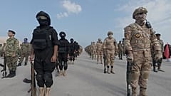 Auf diesem von Sepahnews veröffentlichten Foto vom 16. Februar 2026 stehen Soldaten der Iranischen Revolutionsgarden bei einer Übung im Persischen Golf stramm.