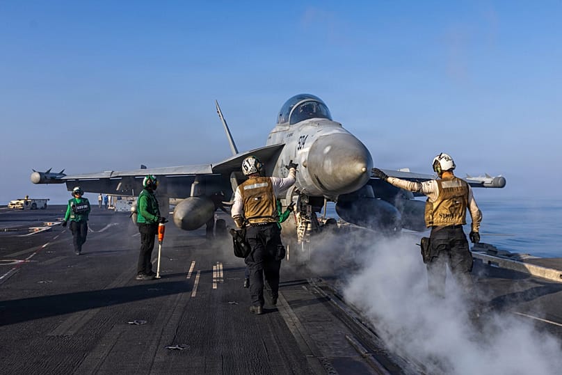 Imagem cedida pelo Comando Central dos EUA de um EA-18G Growler que se prepara para descolar do USS Abraham Lincoln na segunda-feira, 2 de março de 2026. 