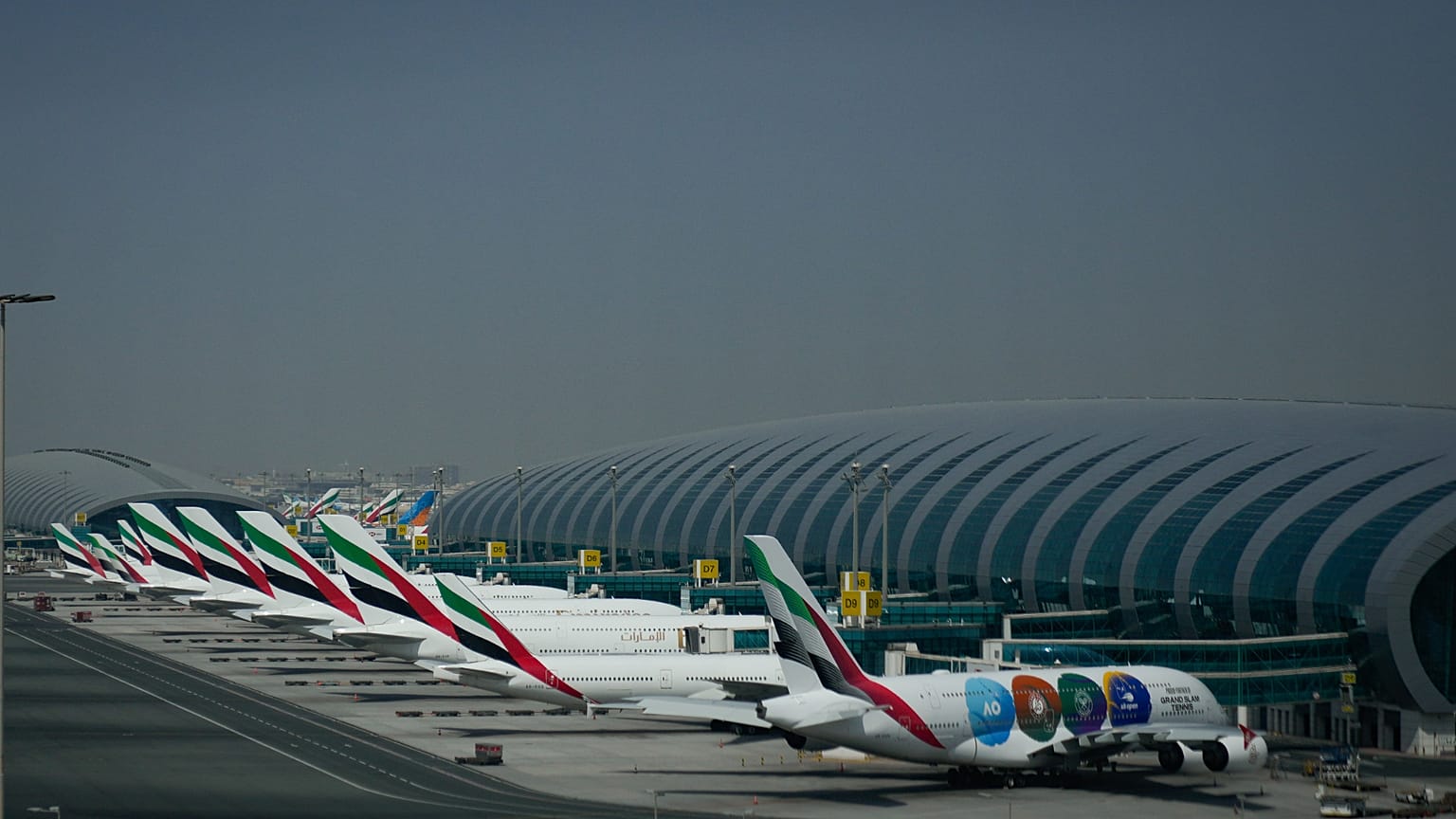 Dubai Uluslararası Havalimanı'nın kapanmasının ardından Emirates uçakları havalimanında park halinde bekliyor.