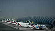 Dubai Uluslararası Havalimanı'nın kapanmasının ardından Emirates uçakları havalimanında park halinde bekliyor.