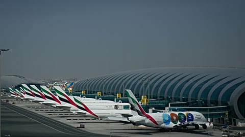 Dubai Uluslararası Havalimanı'nın kapanmasının ardından Emirates uçakları havalimanında park halinde bekliyor.