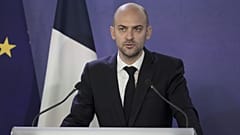 Der französische Außenminister Jean-Noël Barrot gibt nach einem Krisentreffen am Montag, den 2. März 2026, in Paris eine Pressekonferenz.