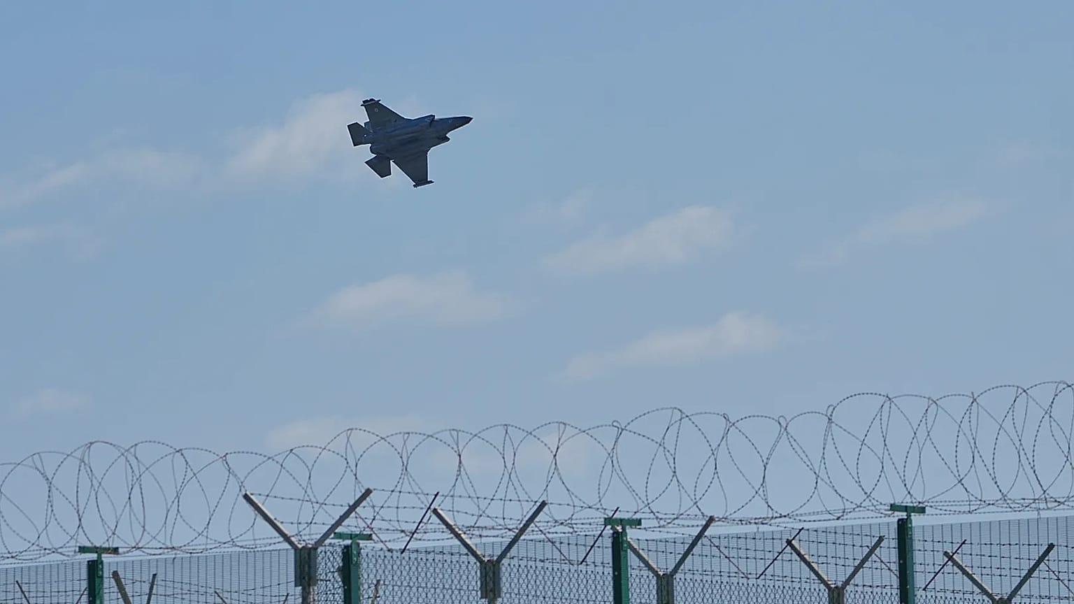 Un caza despega de la base británica de Akrotiri, el 2 de marzo de 2026