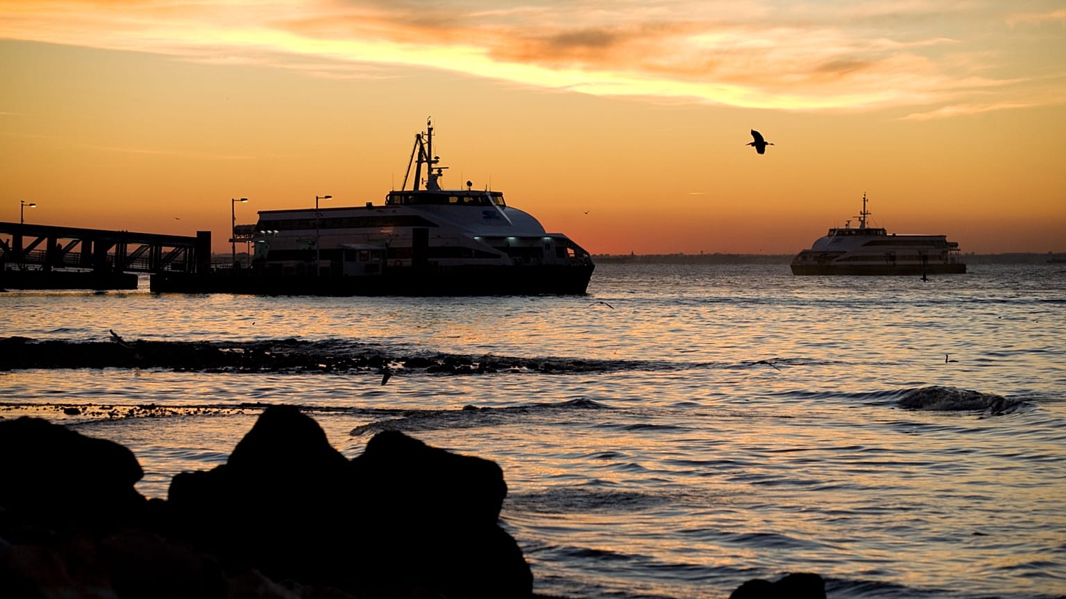 Promy przepływają o wschodzie słońca przez rzekę Tag w Lizbonie, w poniedziałek 18 października 2010 r.