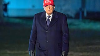 الرئيس دونالد ترامب لدى وصوله إلى البيت الأبيض، الأحد 1 مارس/آذار 2026، في واشنطن