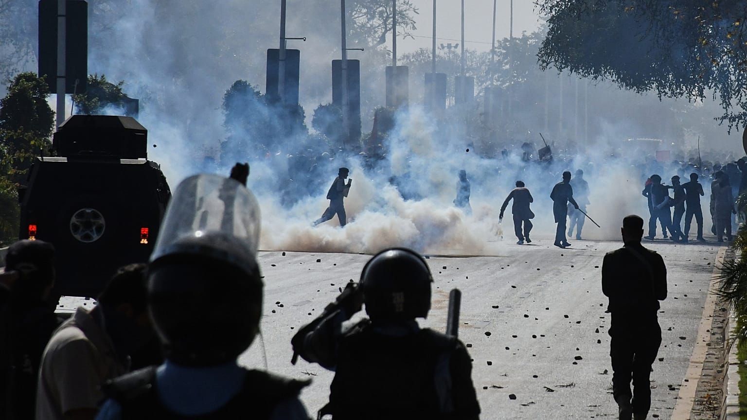 أطلق عناصر من الشرطة قنابل الغاز المدمع لتفريق المسلمين الشيعة الذين كانوا يتظاهرون ويتجهون نحو السفارة الأمريكية خلال احتجاج لإدانة مقتل المرشد الإيراني