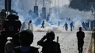 أطلق عناصر من الشرطة قنابل الغاز المدمع لتفريق المسلمين الشيعة الذين كانوا يتظاهرون ويتجهون نحو السفارة الأمريكية خلال احتجاج لإدانة مقتل المرشد الإيراني