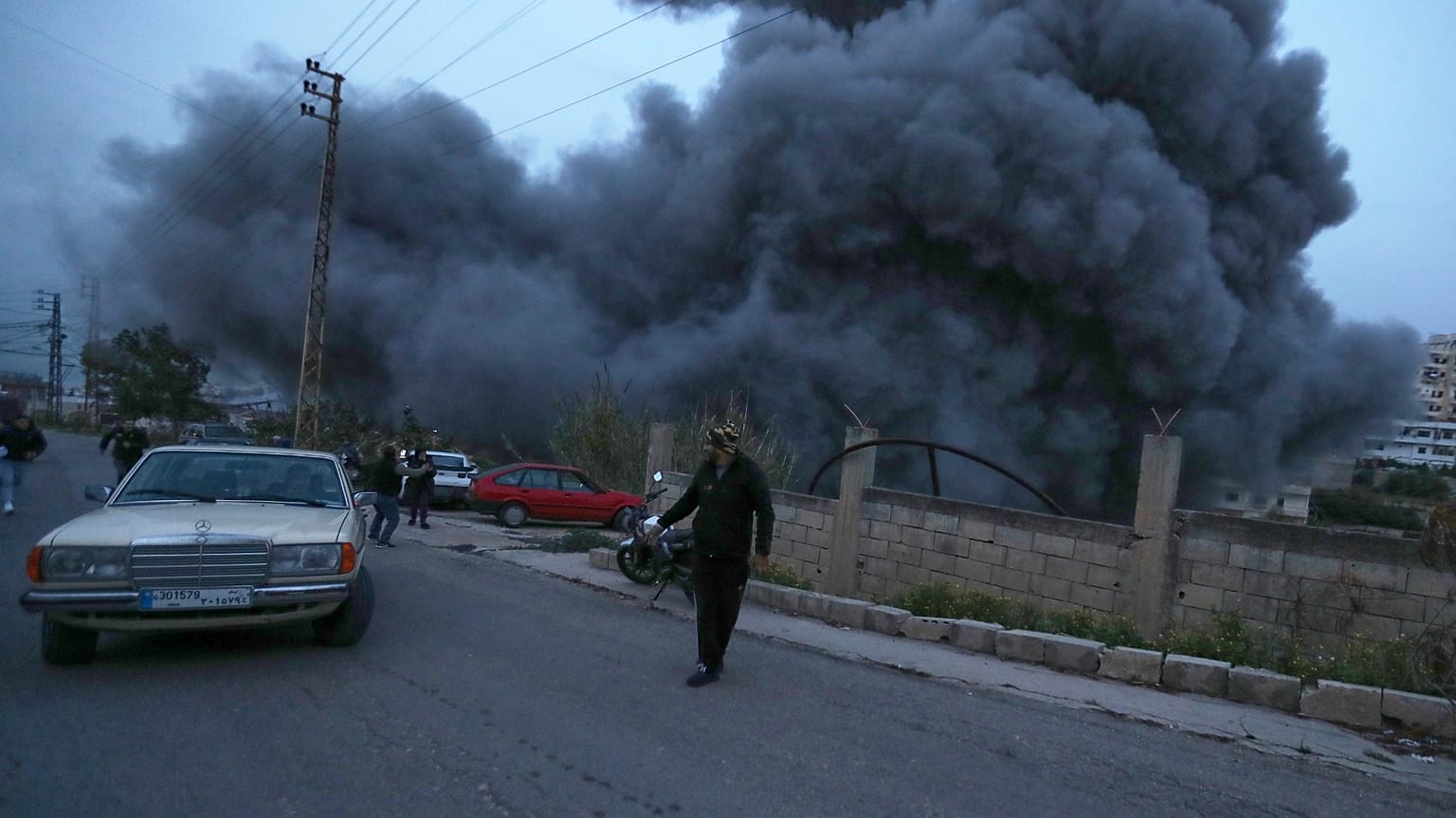 مدنيون يفرّون مع تصاعد الدخان جراء غارة إسرائيلية على قناريت، جنوب لبنان، 21 يناير/كانون الثاني 2026.