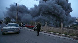 مدنيون يفرّون مع تصاعد الدخان جراء غارة إسرائيلية على قناريت، جنوب لبنان، 21 يناير/كانون الثاني 2026.