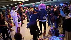 In Ramat Gan feiern Menschen, teils verkleidet, das jüdische Purimfest in einer U-Bahn-Station, die als Schutzraum vor möglichen iranischen Raketen dient.