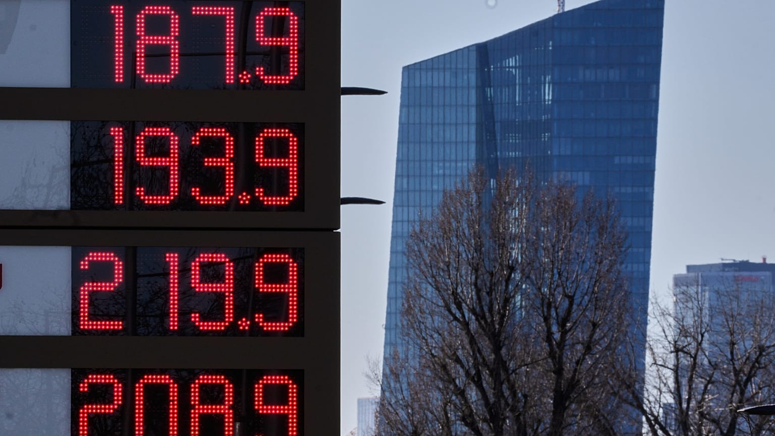 Im Zuge des Iran-Krieges steigen die Sprit- und Gaspreise. Doch auch der Euro schwächelt.