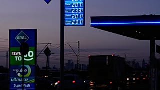 Verbraucher müssen beim Tanken deutlich tiefer in die Tasche greifen. Mit einem Maßnahmenpaket will die Bundesregierung wieder für mehr Klarheit bei den Preisen sorgen. 