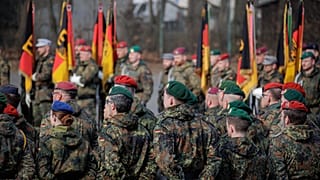 Soldaten auf dem Paradeplatz bei der feierlichen Übergabe der Heimatschutzkräfte an das Heer und feierlichen Aufstellungsappell in Berlin, 14.03.2025