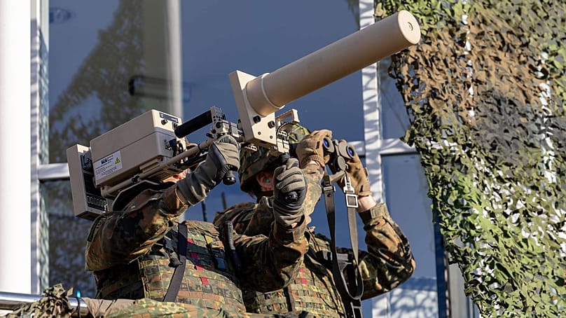 Übung Fishtown Guard 2024: Heimatschutzkräfte beobachten mit dem Effektor HP47, einem Drohnenabwehrgerät, die Nordseeküste vor Bremerhaven