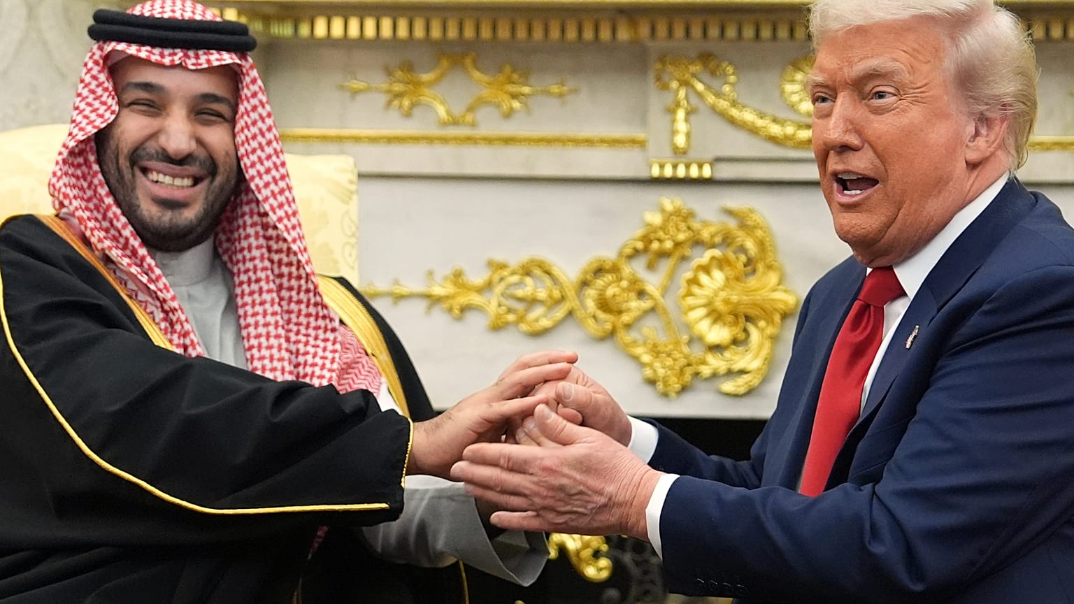 الرئيس الأمريكي دونالد ترامب يلتقي بولي العهد السعودي محمد بن سلمان في المكتب البيضاوي بالبيت الأبيض، الثلاثاء 18 نوفمبر 2025، في واشنطن.