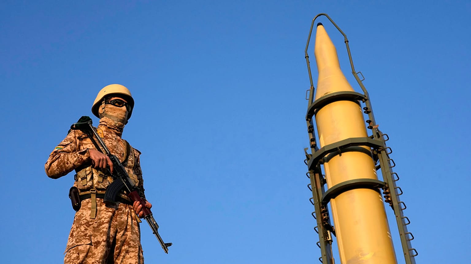 ARCHIVO: Un miembro de las Fuerzas Armadas iraníes monta guardia delante de un misil de fabricación nacional durante un desfile en Teherán, 10 de enero de 2025.