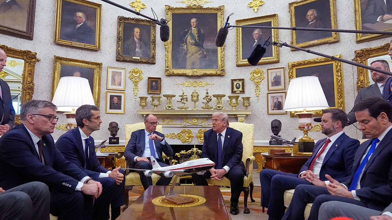 O presidente Donald Trump se reúne com o chanceler alemão Friedrich Merz no Salão Oval da Casa Branca. 