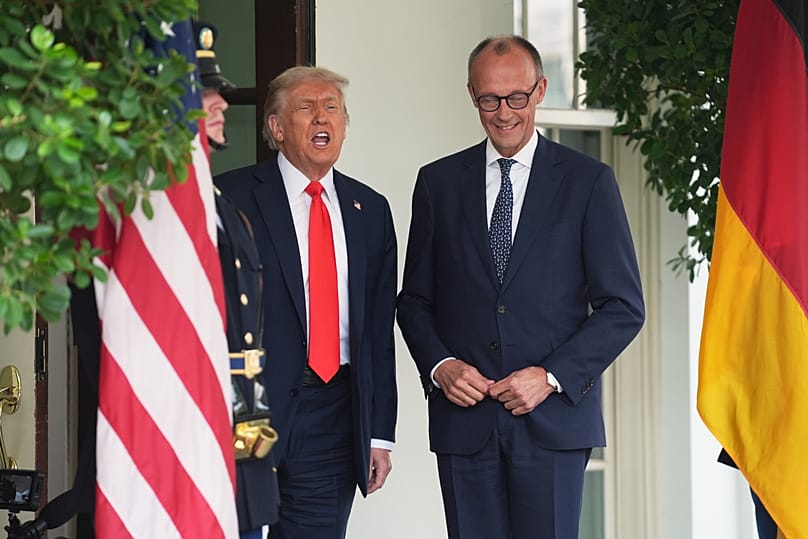 Ιούνιος 2025: Κατά την πρώτη του επίσκεψη, ο Μερτς έφερε ένα δώρο για τον Τραμπ.