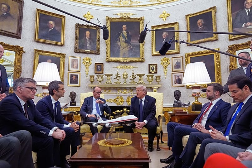 Ο Γερμανός καγκελάριος Φρίντριχ Μερτς (CDU) δεν δέχθηκε πολλές ερωτήσεις από δημοσιογράφους στο Οβάλ Γραφείο.