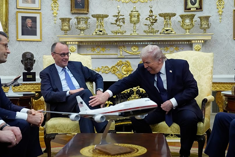 Τα πάνε καλά μπροστά στις κάμερες: Η καγκελάριος Μερτς και ο πρόεδρος των ΗΠΑ Τραμπ.