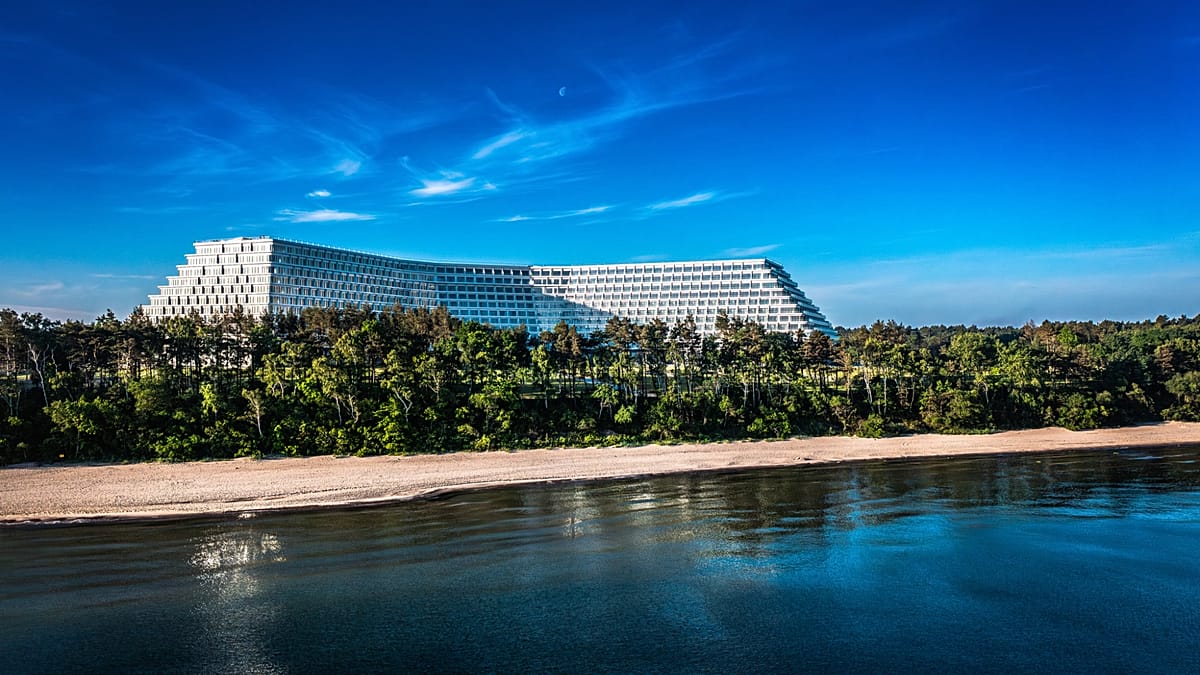 العملاق المجاور: هل سينجو بحر البلطيق الألماني من فندق بولندا الضخم؟