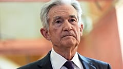 ARCHIV: Notenbankchef Jerome Powell hört zu, als Präsident Donald Trump am Donnerstag, 24. Juli 2025, die US-Notenbank in Washington besucht. (