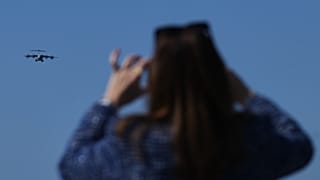 Un barco de transporte llega a la base británica de Akrotiri