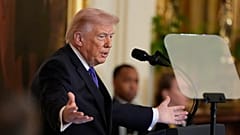 US-Präsident Trump spricht im Ostsaal des Weißen Hauses in Washington, kurz bevor er an einer Verleihung der Ehrenmedaille teilnimmt, am zweiten März 2026.