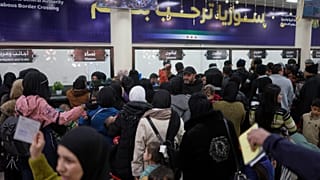 يصطف السوريون واللبنانيون عند مراقبة الجوازات أثناء عبورهم الحدود السورية اللبنانية إلى سوريا، هربًا من لبنان بسبب الغارات الجوية الإسرائيلية، في جديدة يابوس، سوريا 