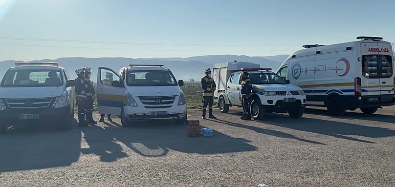 فرق طبية تقدم الإسعافات الأولية والرعاية الصحية العاجلة للعائدين السوريين عند وصولهم إلى معبر جوسية الحدودي مع لبنان، في 3 مارس/آذار 2026.