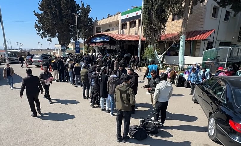  طوابير طويلة من العائلات السورية العائدة من لبنان تنتظر دورها للدخول إلى منطقة تسجيل البيانات في معبر جوسية الحدودي، في 3 مارس 2026 