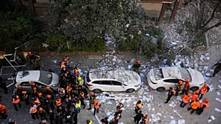 ضباط من قيادة الجبهة الداخلية الإسرائيلية يتفقدون مبنى سكنيًا تضرر جراء صاروخ إيراني في رمات غان، إسرائيل، 3 مارس/آذار 2026.