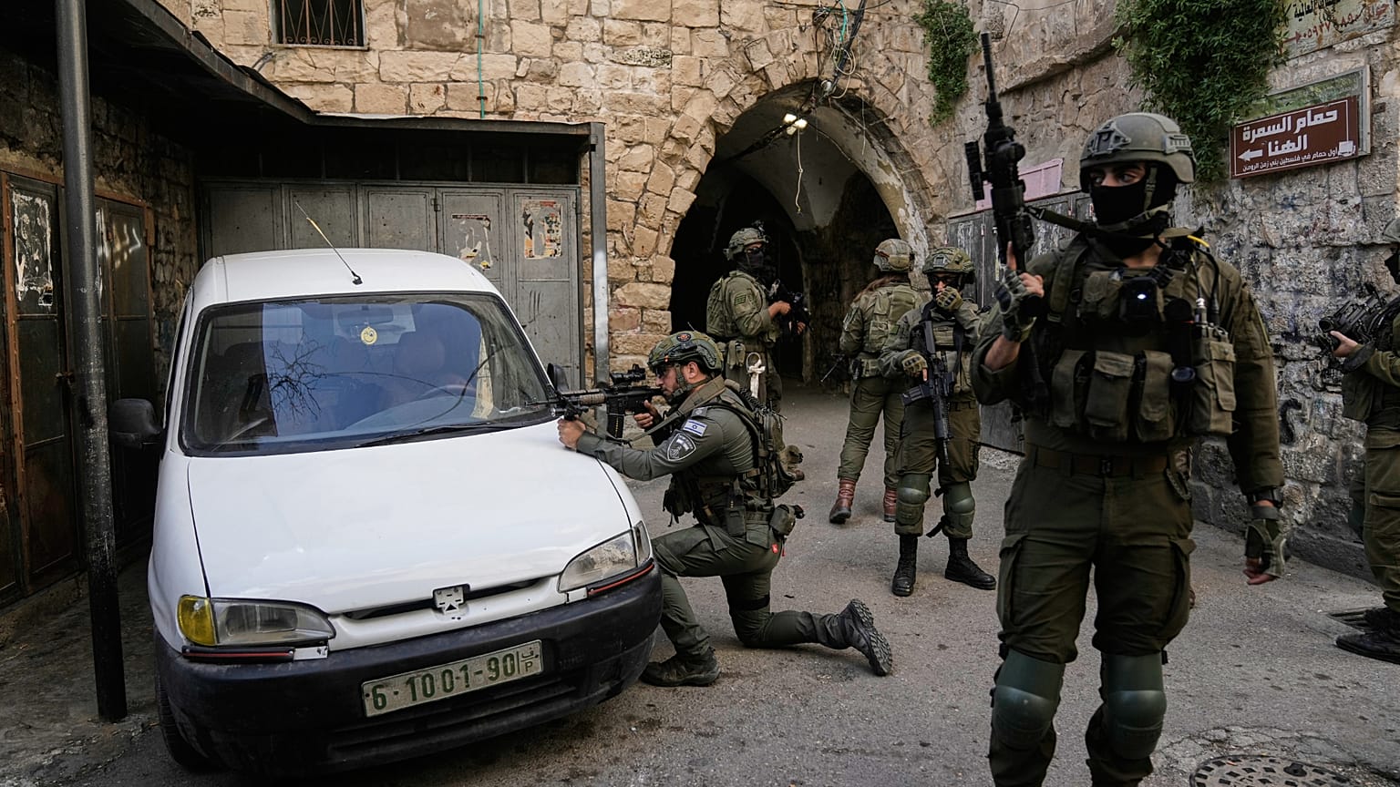 جنود إسرائيليون يتخذون مواقعهم خلال مداهمة عسكرية في مدينة نابلس بالضفة الغربية، يوم الأربعاء 11 فبراير 2026. (صورة أسوشيتد برس/ مجدي محمد)