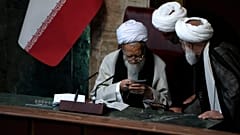 ΑΡΧΕΙΟ: Αγιατολάχ Mohammad Ali Movahedi Kermani διαβάζει ένα σημείωμα κατά τη διάρκεια της πρώτης συνεδρίασης της Συνέλευσης των Εμπειρογνωμόνων μετά την ψηφοφορία που αποφάσισε τη νέα συνέλευση στην Τεχεράνη, 21 Μαΐου 2024