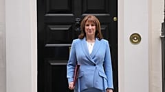 Die britische Finanzministerin Rachel Reeves verlässt die Amtswohnung in der Downing Street elf, um in London die Frühjahrs-Erklärung zu halten. Dritter März 2026
