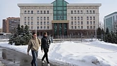 St. Petersburg Şehir Mahkemesi'nin önündeki yolda yürüyen insanlar.