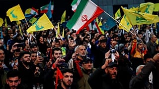  هتف أنصار حزب الله بشعارات ولوّحوا بأعلام لبنان وحزب الله وإيران، جنوب بيروت، لبنان، الأربعاء 6 فبراير/شباط 2019.