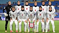 Jogadoras do Irão posam para uma foto da equipa antes do jogo da Taça da Ásia Feminina de Futebol entre o Irão e a Coreia do Sul.